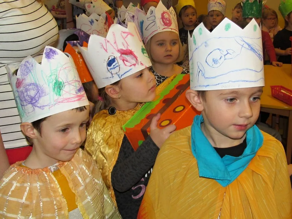 Děti z&nbsp;mateřské školy Svitavy, Větrná 11 vítají nové desetiletí průvodem „Tří králů“