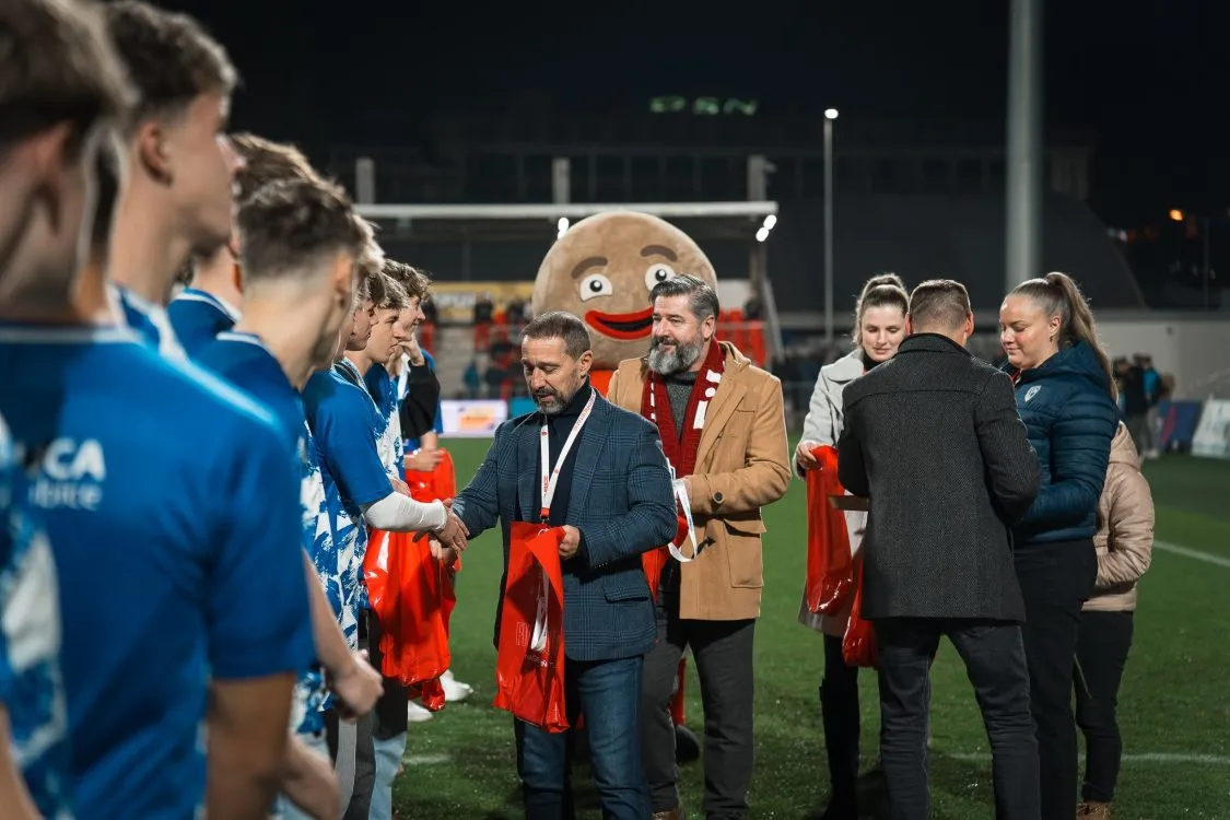 Mistři ČR z&nbsp;EDUCA Pardubice převzali ocenění na prvoligovém derby FK Pardubice : FC Hradec Králové