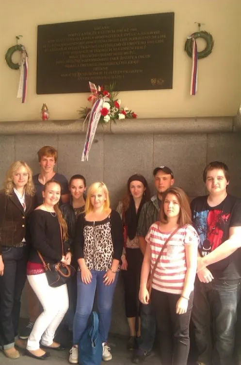 Studenti Gymnázia, Mozartova si připoměli Dr. Miladu Horákovou a&nbsp;položili květiny k&nbsp;pamětní desce obětem bezpráví 20.&nbsp;století