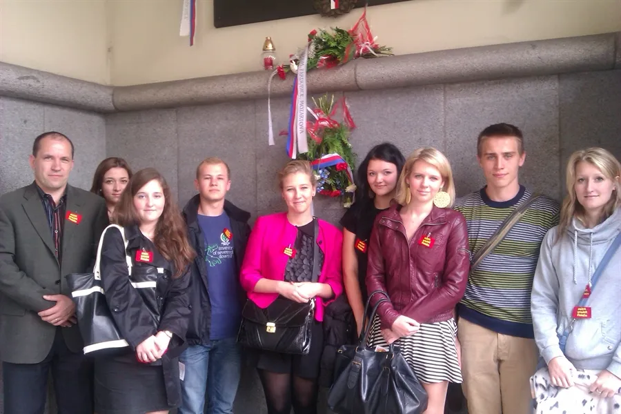 Studenti Gymnázia, Mozartova položili květiny k&nbsp;pamětní desce obětem totalitních režimů
