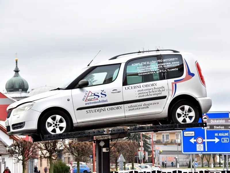 Automobilní škola Holice vzdělává i&nbsp;pracovníky nadnárodních firem