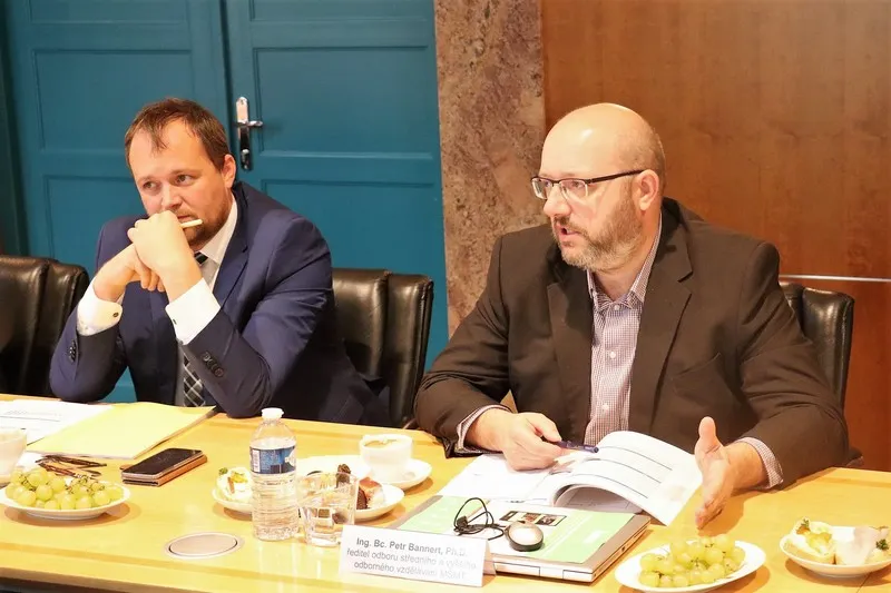 Pro snazší spolupráci škol a&nbsp;zaměstnavatelů je nutná systémová úprava. Problémy jsou často i&nbsp;na straně ředitelů škol