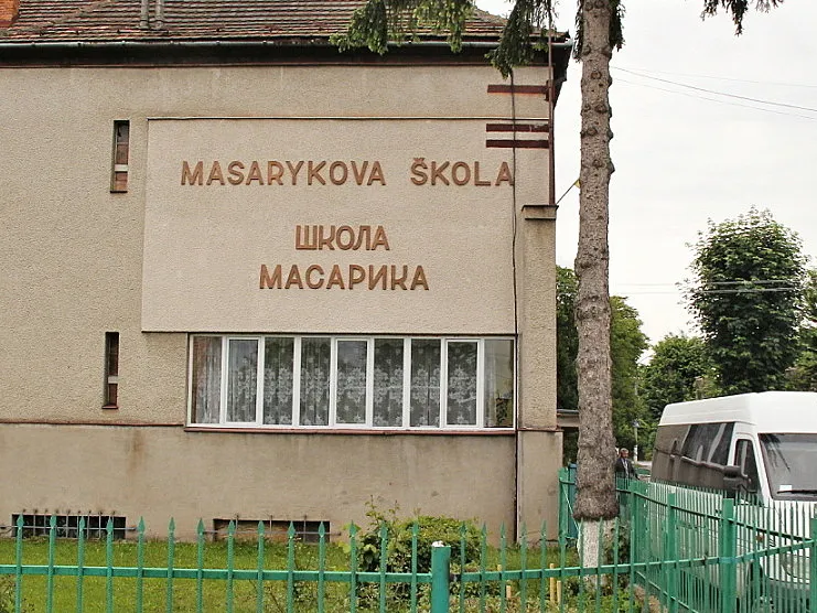 Masarykova škola ve Svaljavě, kde se Ukrajinci učí češtinu, opraví díky kraji havarijní střechu