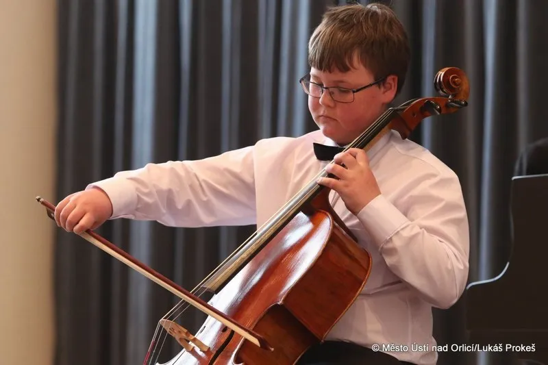 Úspěšného účastníka Heranovy violoncellové soutěže ocenil krajský radní