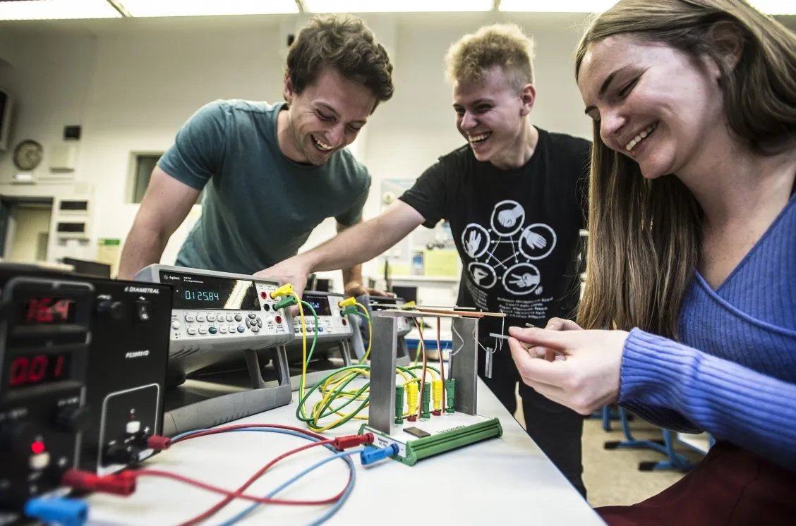 Nedostatek učitelů elektrotechniky na SŠ a&nbsp;boom AI? FEL ČVUT přichází s&nbsp;řešením a&nbsp;otevírá nové magisterské programy