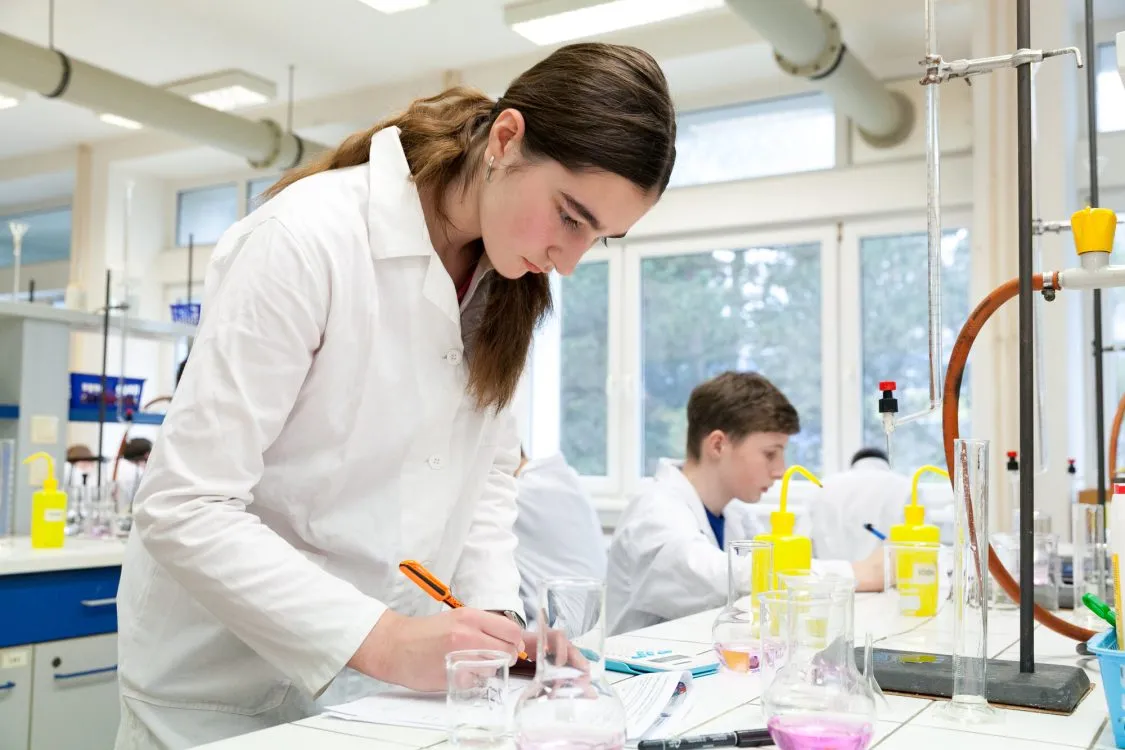 Talentovaní mladí chemici soutěžili v&nbsp;laboratoři