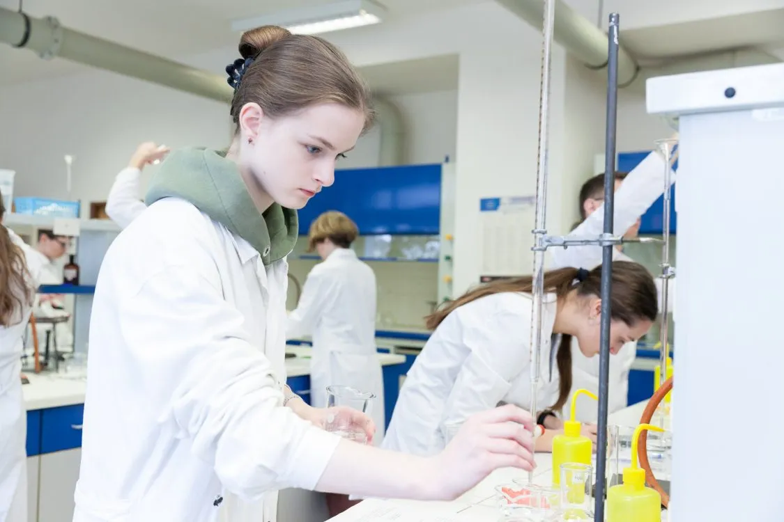V&nbsp;laboratořích SPŠCH Pardubice soutěžili nejlepší mladí chemici pěti krajů