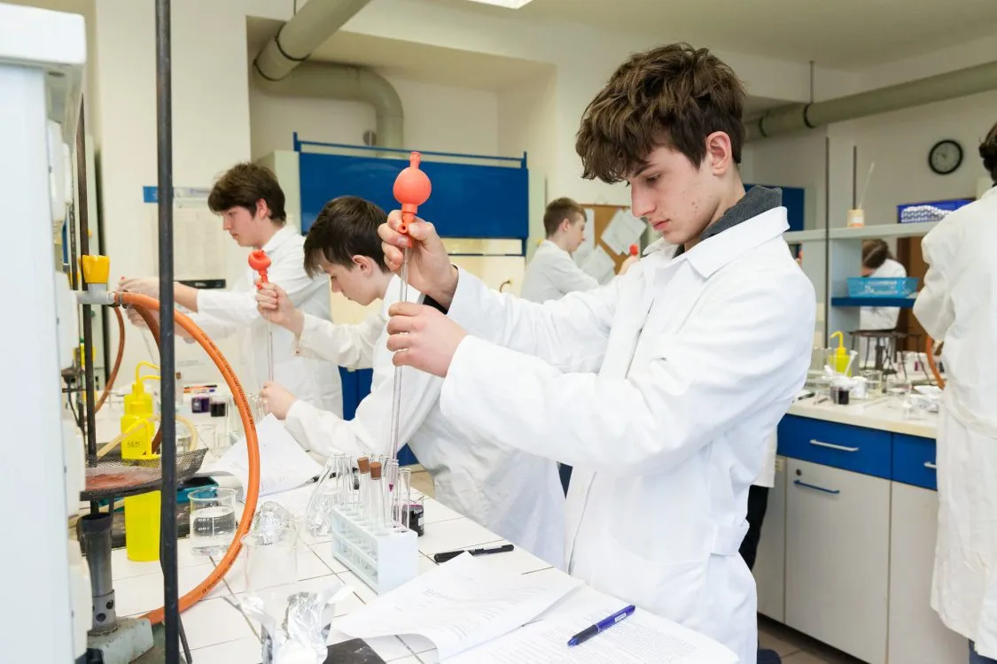 SPŠCH Pardubice hostila nejlepší mladé chemiky pěti krajů