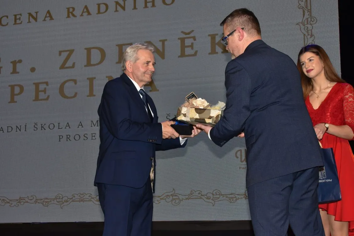Nejlepší učitelé Pardubického kraje za rok 2022 v&nbsp;Poličce převzali Cenu Gustava Habrmana