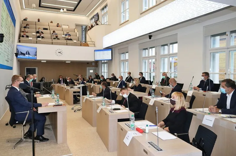 Noví krajští zastupitelé složili slib. Hejtmanem zůstává Martin Netolický. Radním zodpovědným za oblast školství se stal Josef Kozel