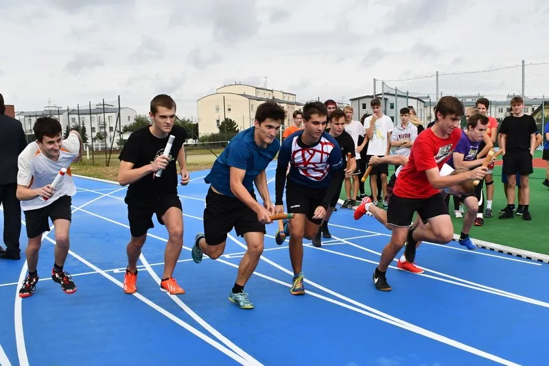 Studenti holického gymnázia mají radost z&nbsp;oválu i&nbsp;dalekohledů