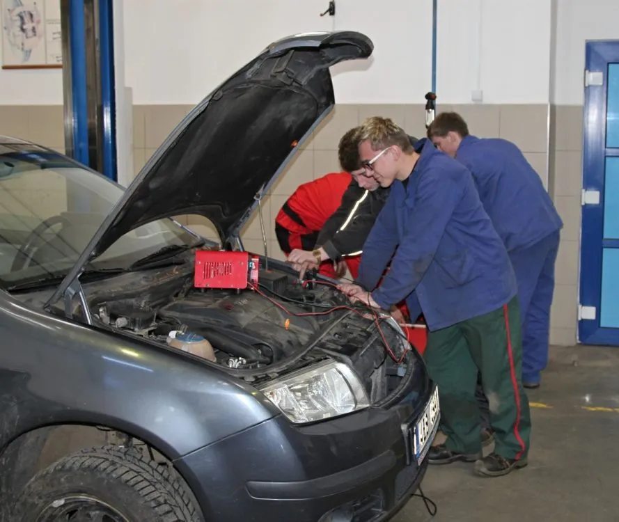 Na holické automobilní škole se začnou zateplovat dílny
