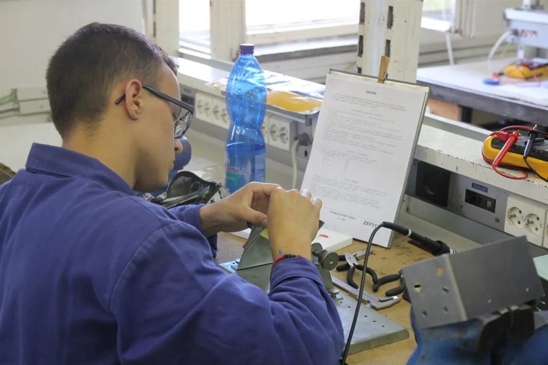 Na učebních elektrooborech žáci získávají zručnost. V&nbsp;praxi jsou pak hvězdami