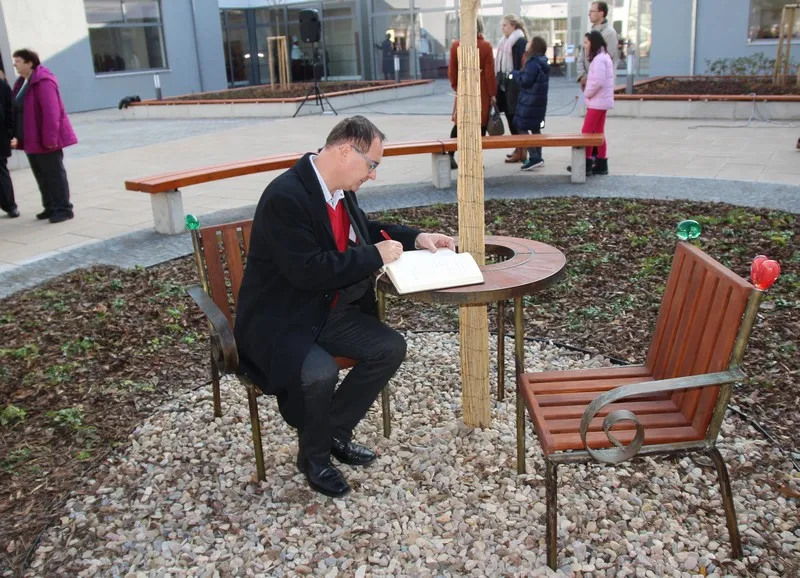Univerzita prožila Perfect Day: otevřela nový areál, v&nbsp;jehož centru je Lavička Václava Havla