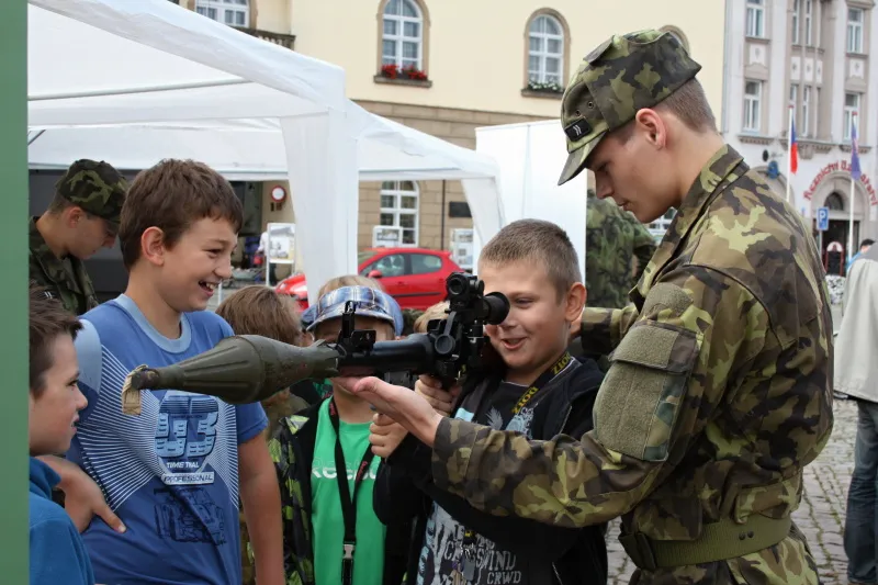Objímání moravskotřebovského náměstí s&nbsp;prezentací všech místních středních škol