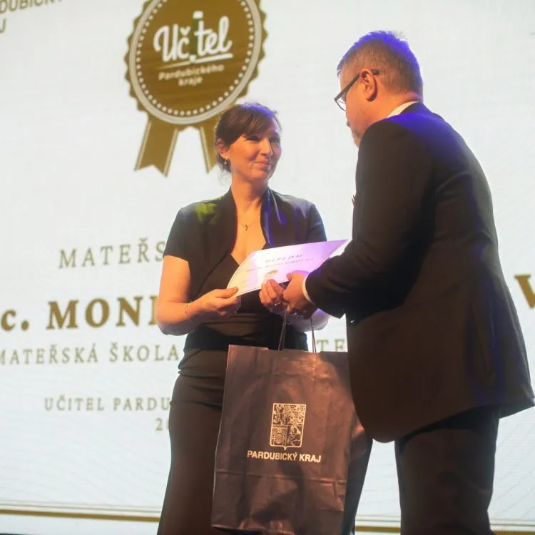 Znáte inspirativního učitele? Nominujte ho na Učitele Pardubického kraje 2025