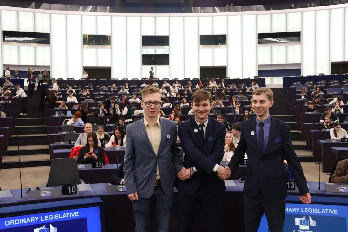 Zástupci holického gymnázia zasedali v&nbsp;Evropském parlamentu!