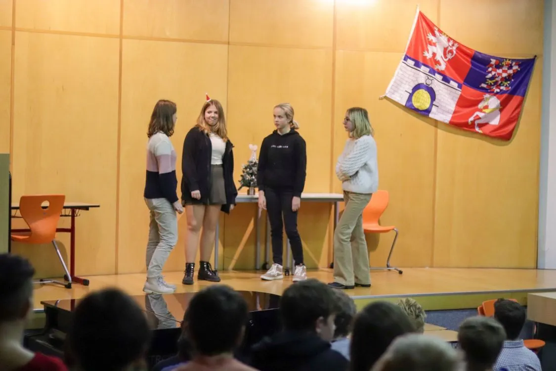 5 jazyků na pódiu v&nbsp;holickém gymnáziu