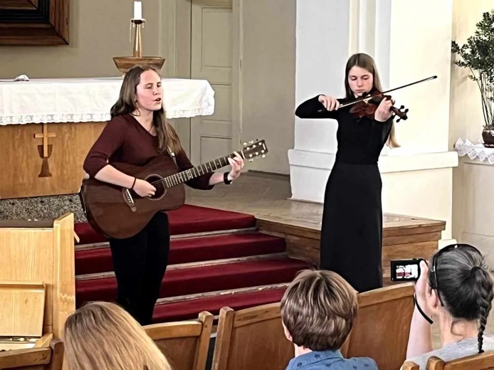 Májový koncert pěveckého sboru pardubického gymnázia v&nbsp;Dašické 1084
