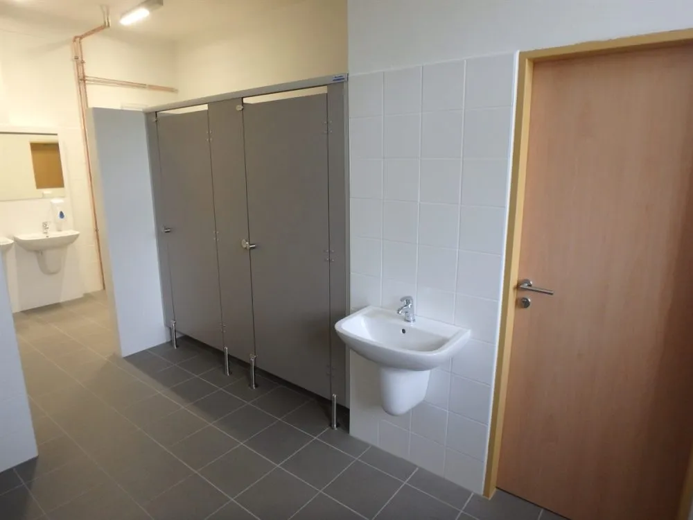 Rekonstrukce sociálních zařízení na Gymnáziu, Pardubice, Dašická 1083