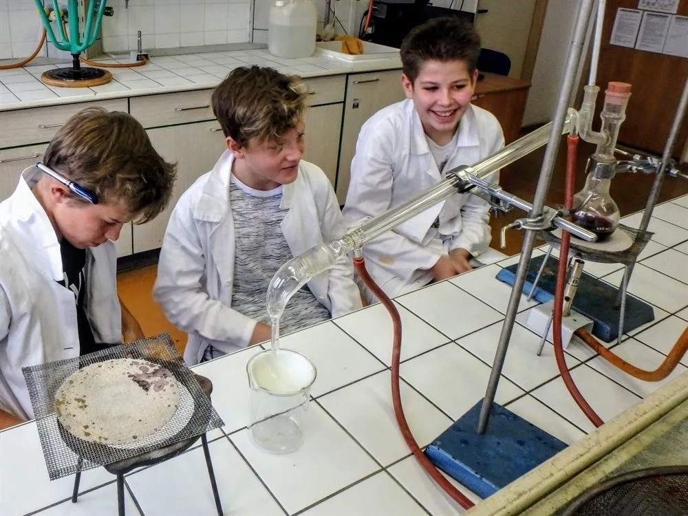 Žáci základních škol pracovali v&nbsp;chemické laboratoři pardubického gymnázia Dašická 1083