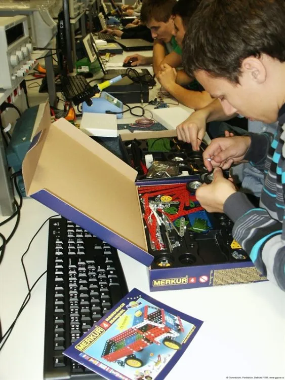 Žáci z&nbsp;pardubického gymnázia Dašická se zúčastnili soutěže Merkur perFEKT Challenge