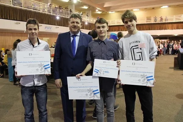 Úspěch vysokomýtských gymnazistů v&nbsp;krajském kole AMAVETu a&nbsp;celostátním kole RoboRAVE
