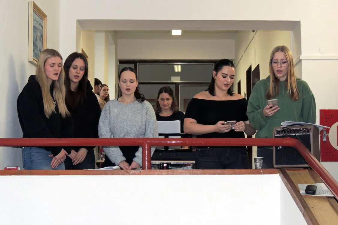 ISŠ Moravská Třebová: Zpívání na schodech vánočně naladilo celou školu