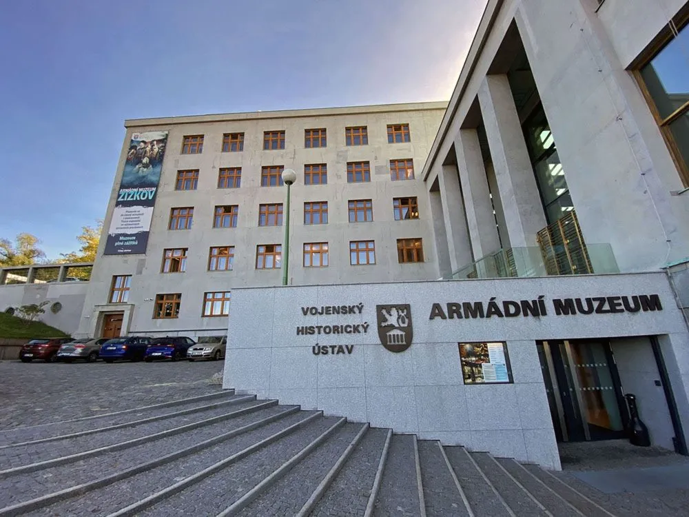 Po stopách historie: Moravskotřebovští bezpečáci zavítali do Armádního muzea Žižkov