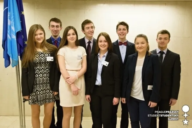 Studenti svitavského gymnázia na Pražském studentském summitu