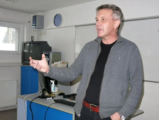 Farář Zbigniew Czendlik besedoval na svitavském gymnáziu