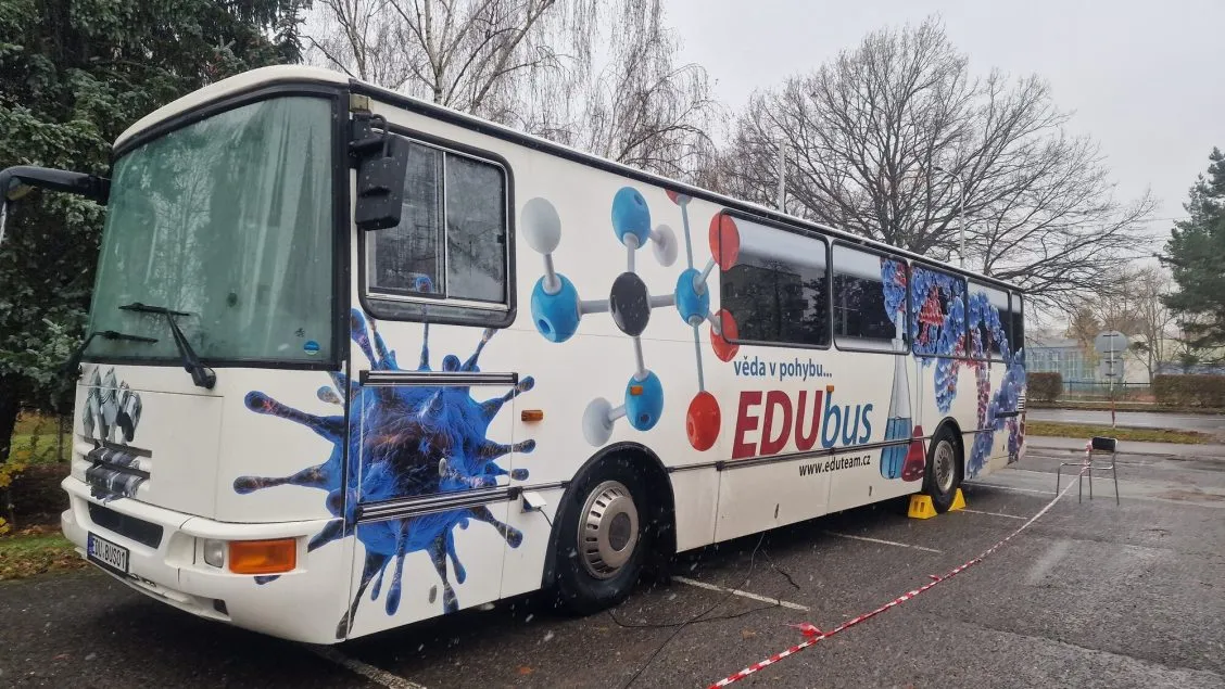 Žáci sestrojili v&nbsp;EDUbusu elektrický obvod s&nbsp;vodíkovým článkem
