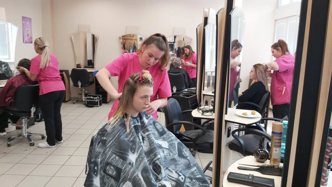 V&nbsp;chemické škole probíhají závěrečné praktické zkoušky oboru Kadeřník