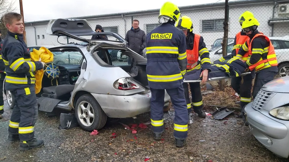 Žáci chemické střední školy zachraňovali osoby z&nbsp;havarovaného vozidla