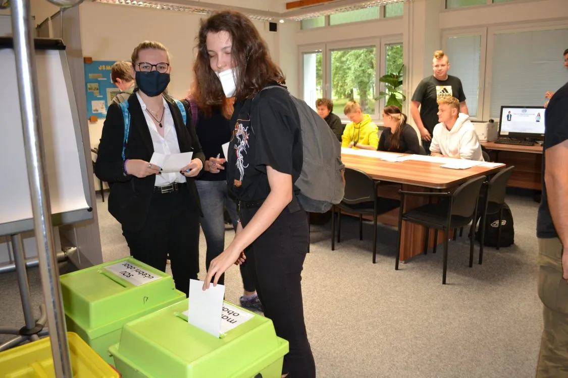 Žáci chemické školy v&nbsp;Pardubicích by poslali do sněmovny kandidáty za čtyři politické subjekty