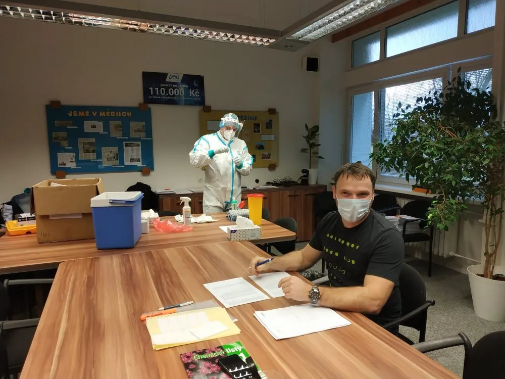 Chemická průmyslovka v&nbsp;Pardubicích zajistila testování pedagogů na koronavirus přímo ve škole