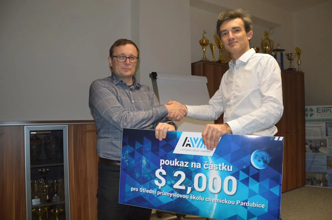 Společnost AVX podporuje vzdělávání v&nbsp;oblasti chemie