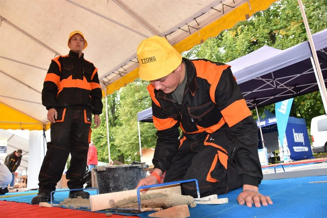 Mezi mladými stavaři ze tří zemí Evropy vynikali Slováci. Učni chválili podporu odborníků a&nbsp;možnost „sáhnout si“ na moderní materiály a&nbsp;technologie.