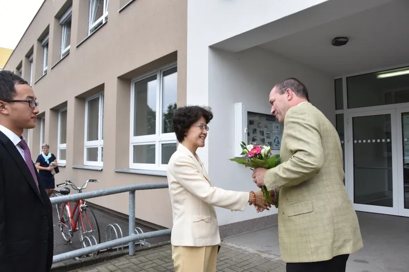Velvyslankyně Čínské lidové republiky zavítala mezi studenty. S&nbsp;Pardubicemi se rozloučila na zámku