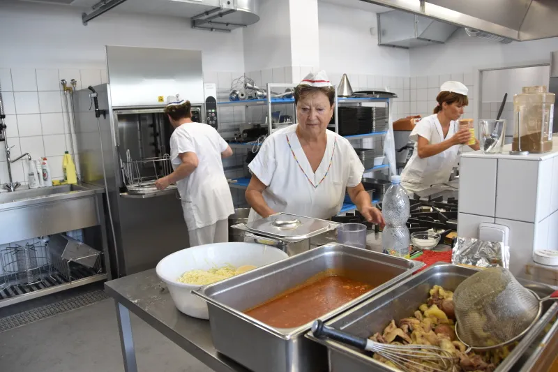 Gymnázium Mozartova v&nbsp;Pardubicích otevřelo novou kuchyň a&nbsp;jídelnu. Patří k&nbsp;nejmodernějším v&nbsp;kraji