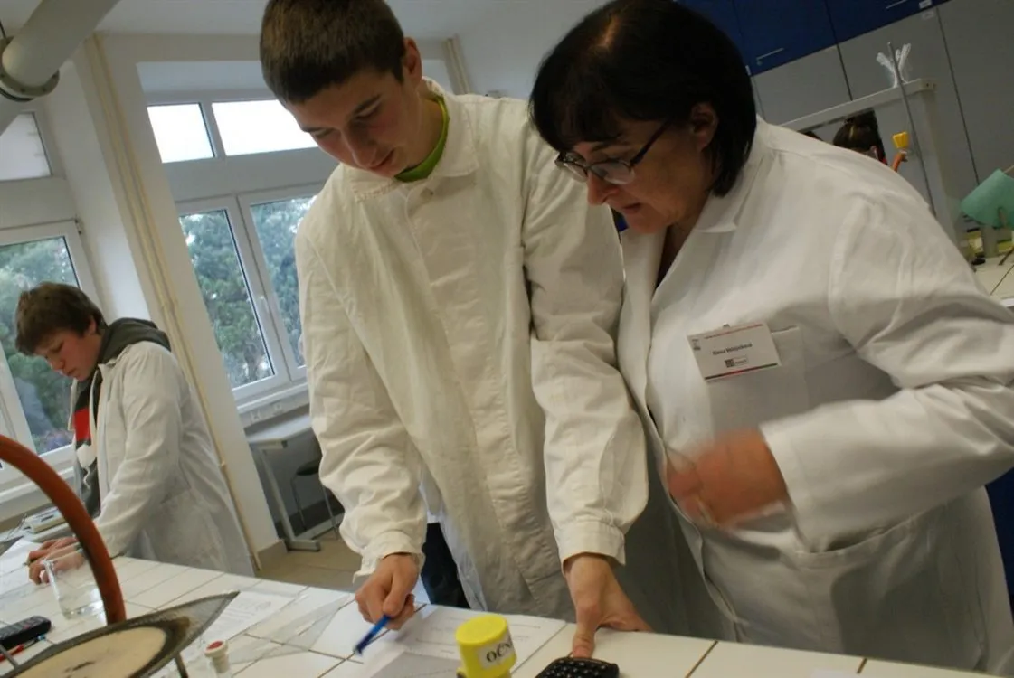 Finále Mladého chemika: práce v&nbsp;laboratoři a&nbsp;exkurze v&nbsp;Synthesii