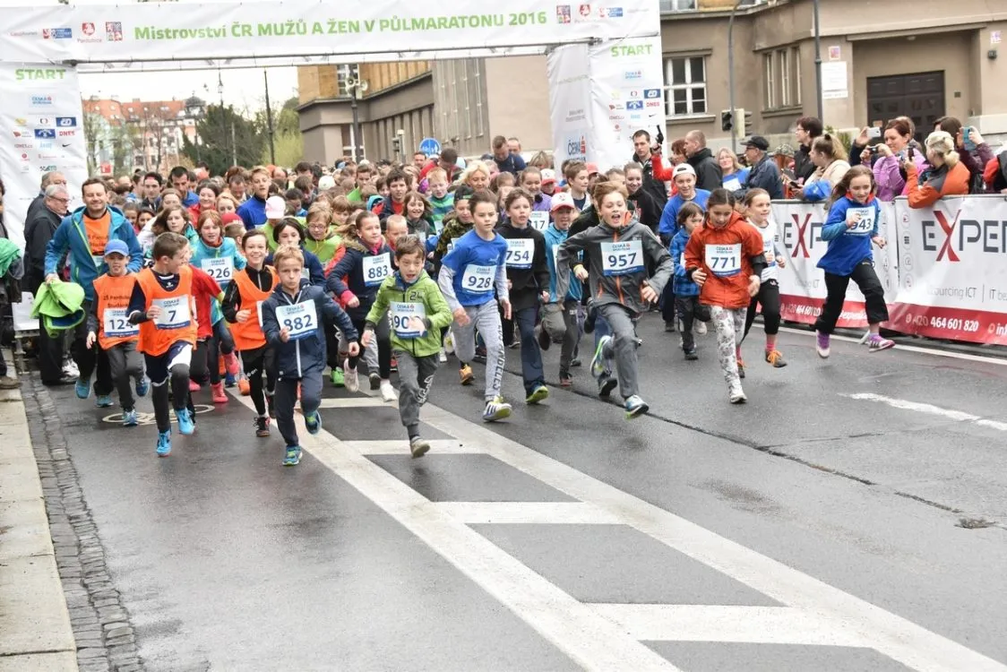 Ulicemi Pardubic běželo v&nbsp;jeden den téměř pět tisíc atletů