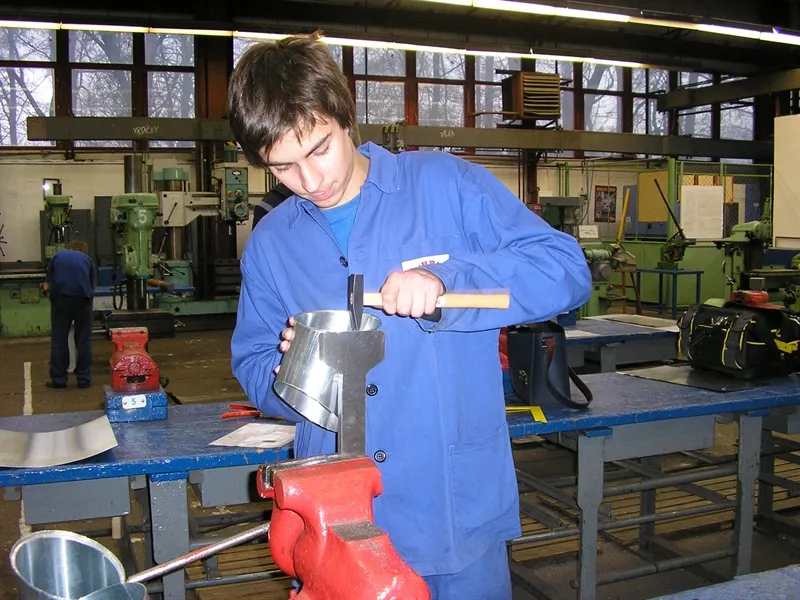 Karta se na trhu práce obrací, počet nezaměstnaných dál klesá, naopak chybí kvalifikovaní pracovníci