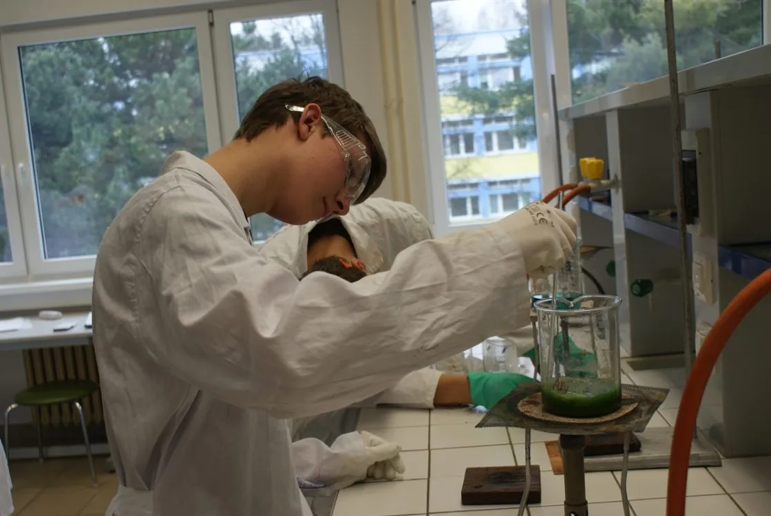Mladý chemik přilákal více než deset tisíc žáků základních škol