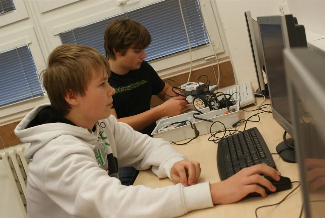 Na elektrotechnické průmyslovce se uskutečnily tři soutěže v&nbsp;jednom dni: S-Robot, PC-ák, Elektronika i&nbsp;jinak