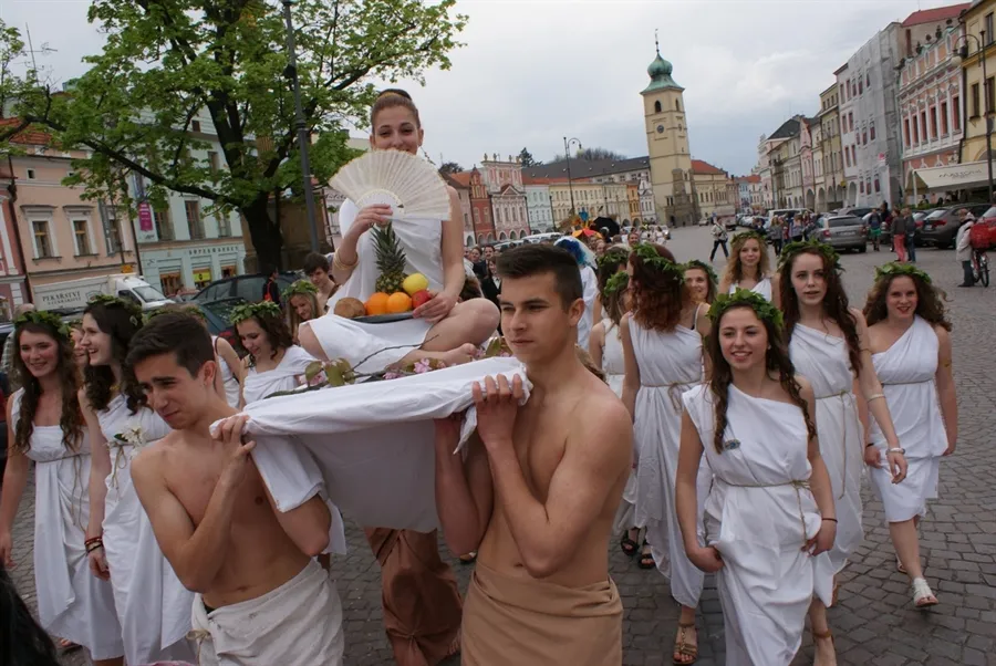 Průvodem masek začal Majáles litomyšlských studentů