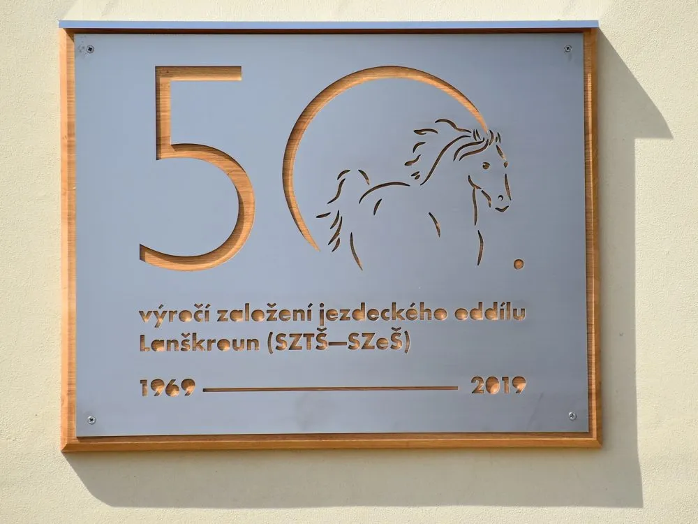 50 let jezdeckého oddílu připomíná deska z&nbsp;umprumky
