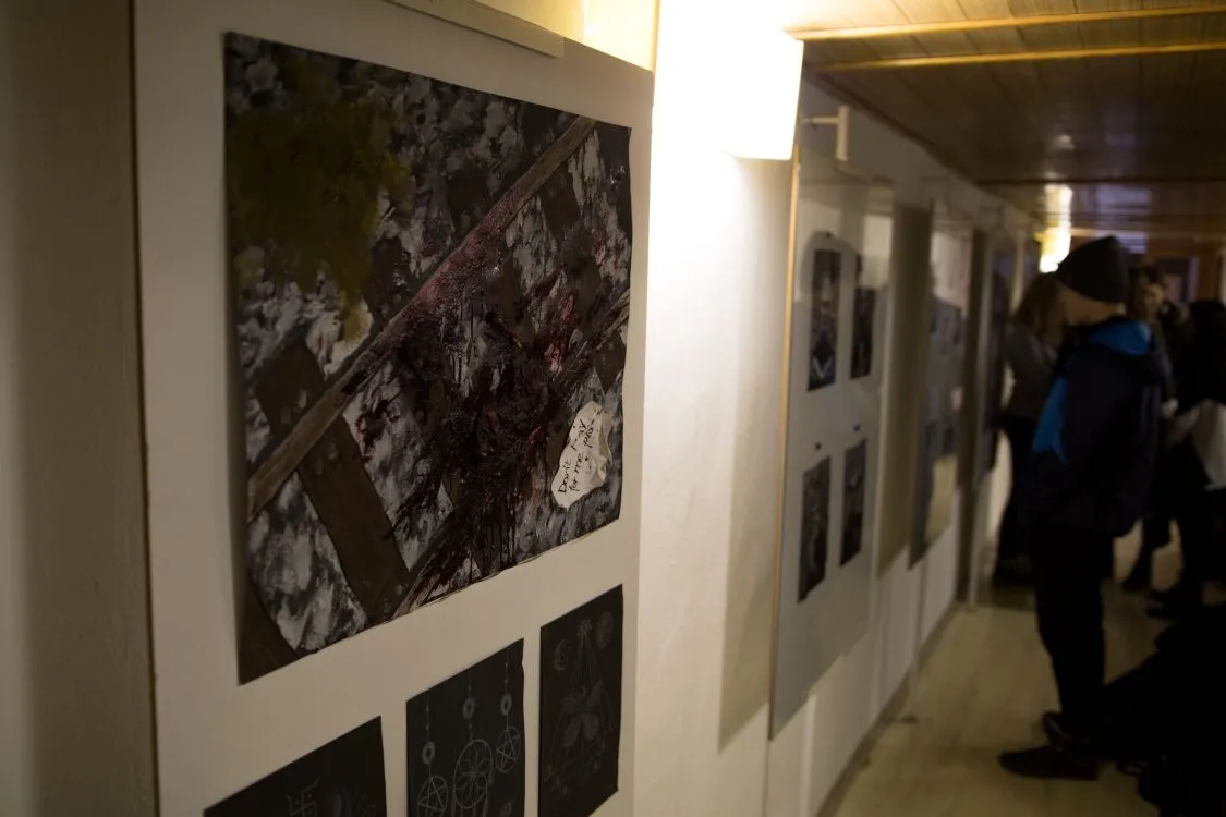 Studenti napříč ročníky prezentují svůj um v&nbsp;galerii na Špindlu