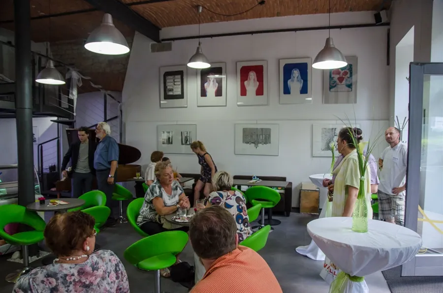 V&nbsp;Bobo café vystavujeme až do konce července!