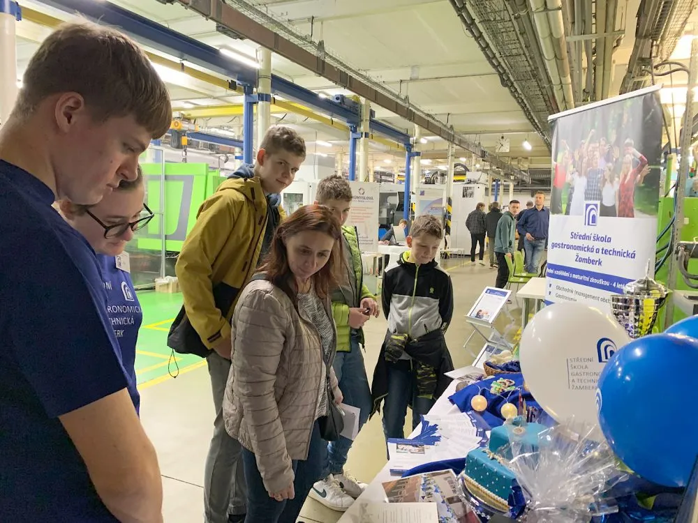 Studenti SŠGT Žamberk na Dni otevřených dveří ve firmě Isolit–Bravo, spol. s&nbsp;r.o. v&nbsp;Jablonném nad Orlicí